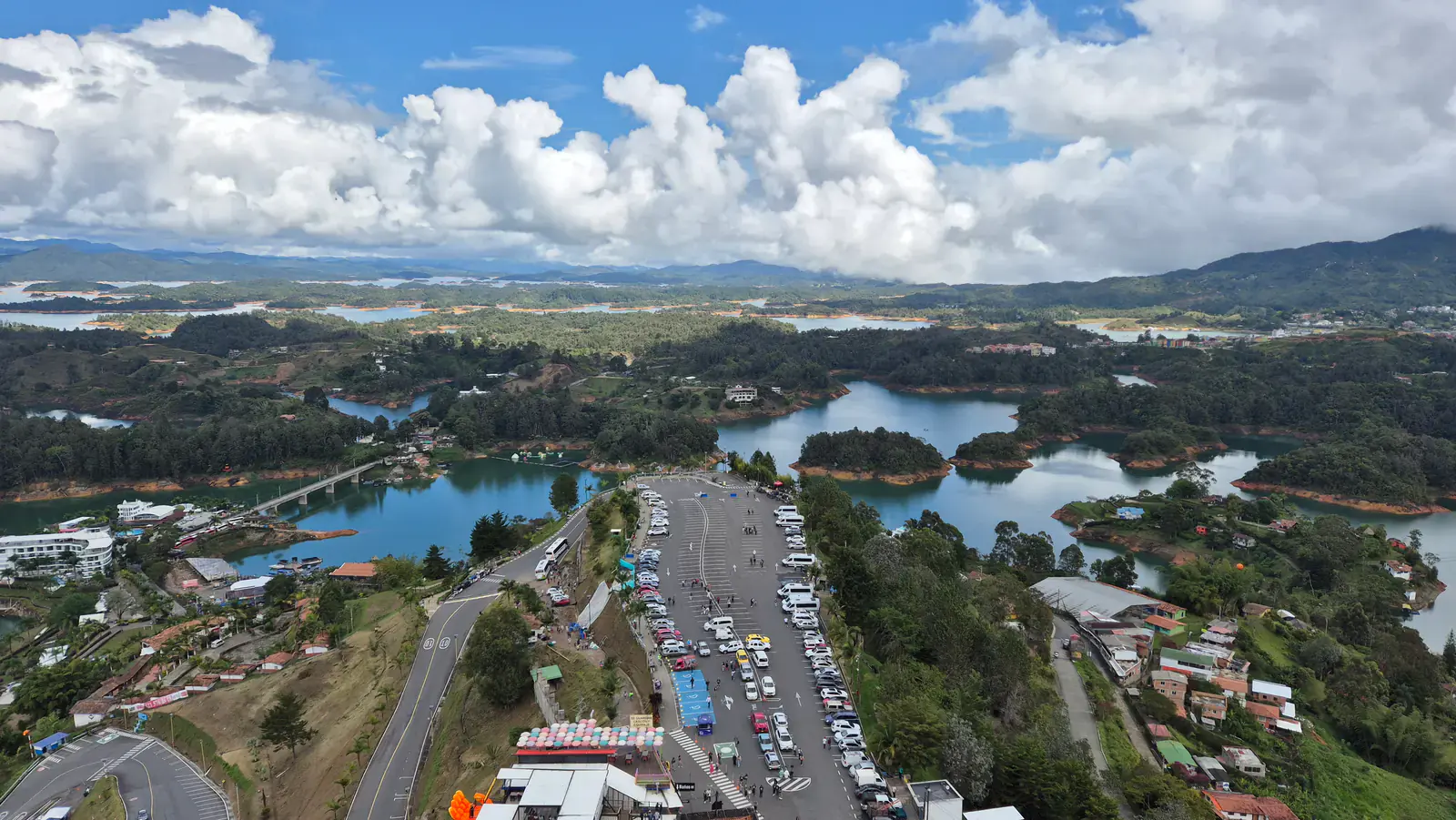 Panorama del embalse de Guatapé visto desde la Piedra