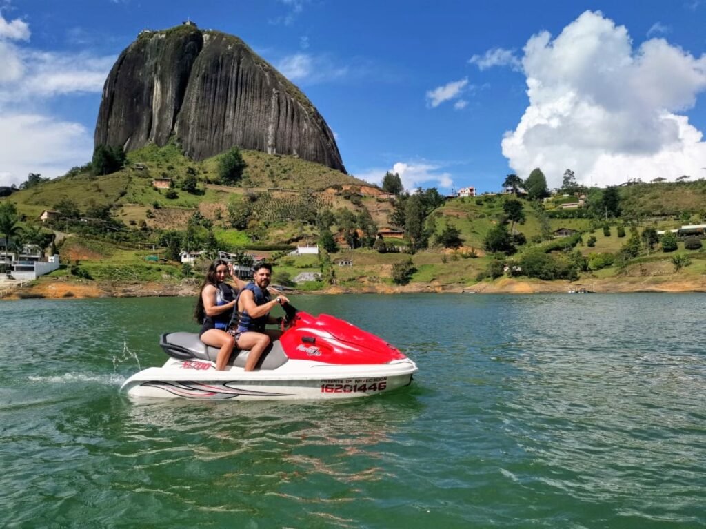 Piedra del Peñol, uno de los atractivos turísticos más increíbles de Colombia.