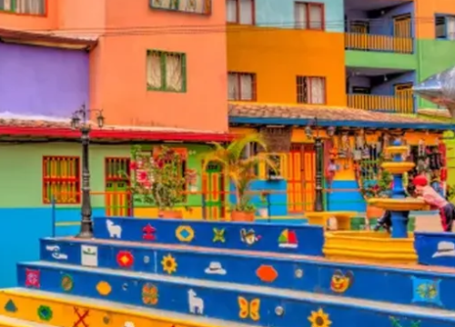 Plazoleta del Zócalo de Guatapé un lugar lleno de color