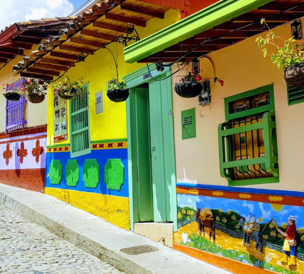 La Calle del Recuerdo de Guatapé es una calle peatonal que recrea la Calle del Arriero